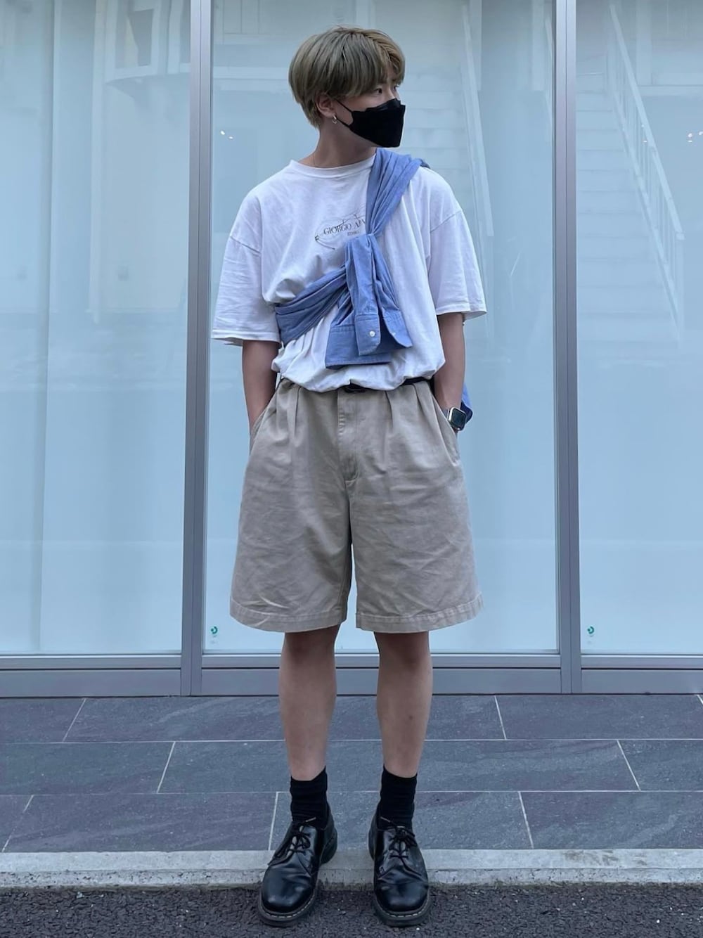 「肩掛けコーデ、ショートパンツ、夏コーデ、シンプル、さわやか、ゆるコーデ、白Tシャツ、ロゴT、たすき掛け、古着コーデ、古着屋、BerBerJin、大人コーデ、相互フォロー、いいね返し」｜「POLO RALPH LAURENのアイテム（チノパンツ、ベージュ系）」を使った、オオガ さん（メンズ・170cm）の夏コーディネートの1枚目の写真