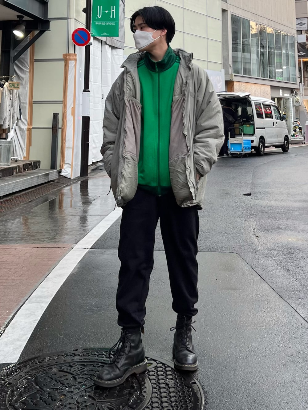 「ミリタリー、ECWCS、アディダス、ドクターマーチン、ブーツ、スゥエットパンツ、ミリタリーコーデ、ダウンジャケット、トラックジャケット、リラックススタイル、グリーンコーデ、古着、古着コーデ、古着MIX、スポーツミックス」｜「adidasのアイテム（その他アウター、グリーン系）」を使った、オオガ さん（メンズ・170cm）の冬コーディネートの1枚目の写真