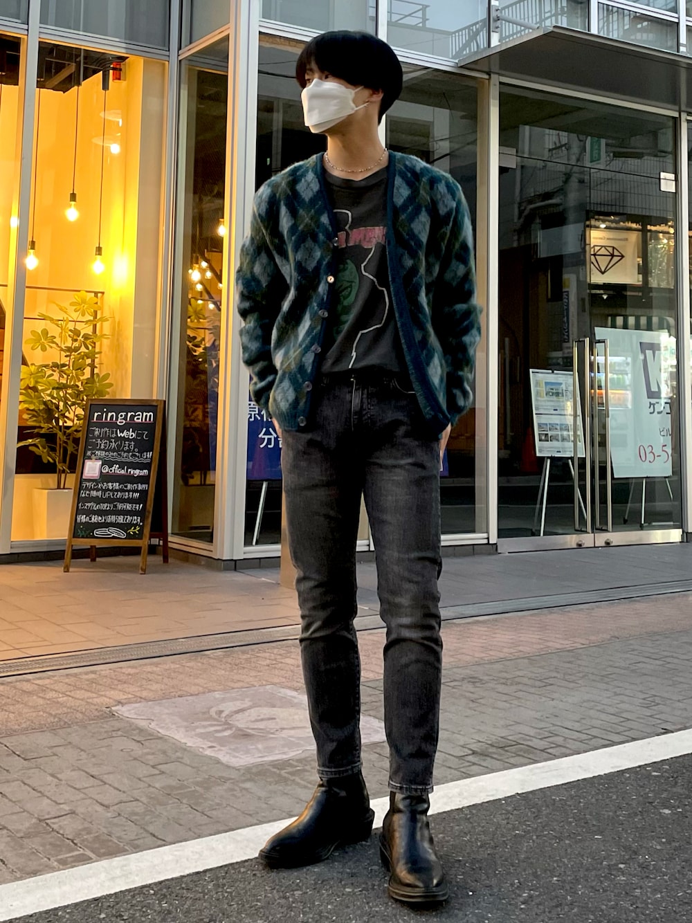 「カーディガン、古着、古着MIX、古着コーデ、古着好きな人と繋がりたい、バンドT、スキニーデニム、スキニーコーデ、スキニー、ブーツ、ブーツコーデ、マッシュ、お洒落さんとつながりたい、韓国ファッション、バンド」｜「Levi'sのアイテム（デニムパンツ、ブラック系）」を使った、オオガ さん（メンズ・170cm）の冬コーディネートの1枚目の写真
