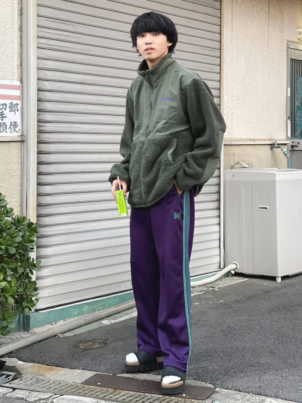 「ゆるコーデ、フリース、トラックパンツ、サンダル、秋冬コーデ、シンプルスタイル、冬コーデ、オーバーサイズ、フリースジャケット、ワイドパンツ、カーキ」｜「GIDEAL.のアイテム（ジャケット/アウター、グリーン系）」を使った、がーさん（メンズ・177cm）の秋コーディネートの1枚目の写真