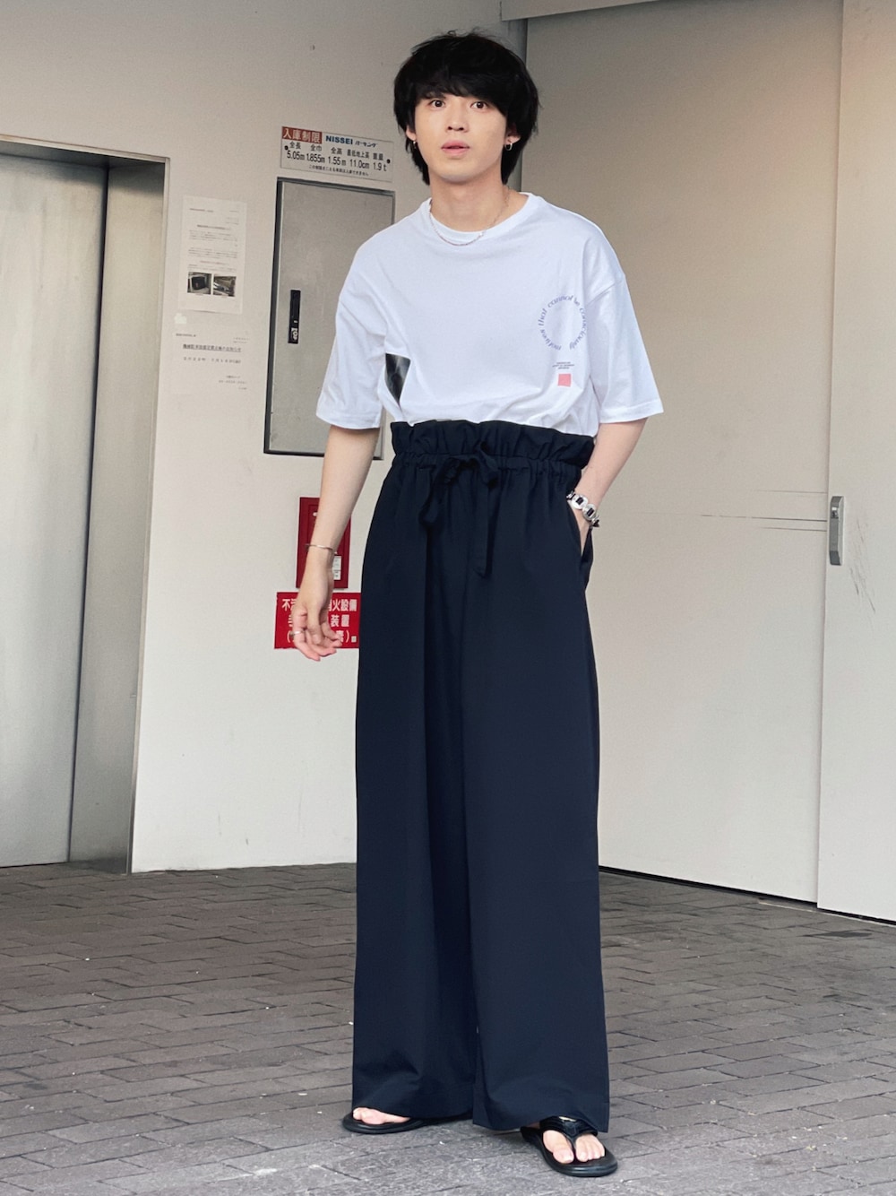「シンプルコーデ、白Tシャツ、タックイン、スラックス、ワイドパンツ、ラフ、サンダル、モノトーンコーデ、ハイウエスト、Tシャツ、Tシャツコーデ、トングサンダル、ネックレス、ブレスレット」｜「Jiedaの＜JieDa＞ SWTC FAKE DIA NC/ネックレス（ネックレス、シルバー系）」を使った、がーさん（メンズ・177cm）の夏コーディネートの1枚目の写真