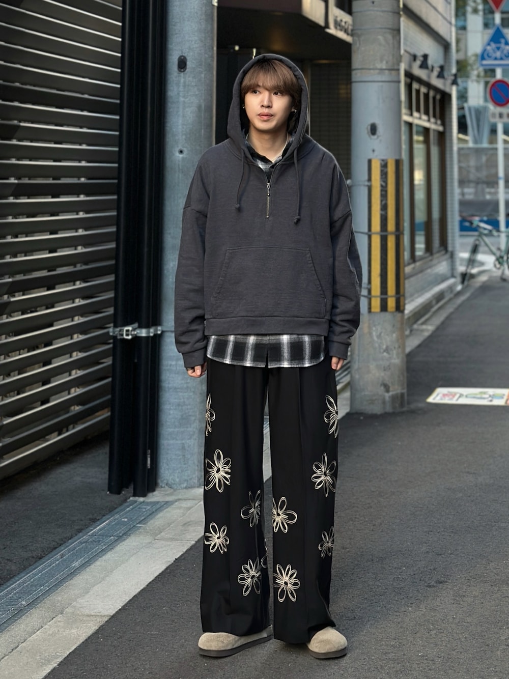 ブラック系のパーカー、ブラック系のシャツ/ブラウス、ブラック系のスラックスを着用したメンズの秋コーディネートの1枚目の写真