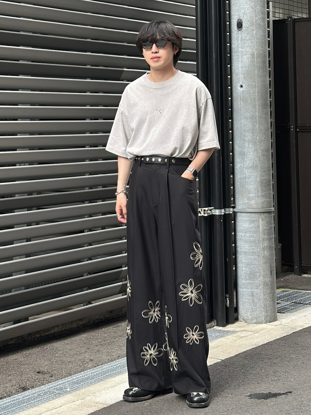 「Tシャツ、サンダル、タックイン、スラックス、ワイドパンツ、シンプルスタイル、ラフ、Tシャツコーデ、ワイドスラックス、カジュアルコーデ、夏コーデ、夏、夏服」｜「ajouter flowの【ajouter flow】vintage like logo print T-shirt（Tシャツ/カットソー、グレー系）」を使った、がーさん（メンズ・177cm）の春コーディネートの1枚目の写真
