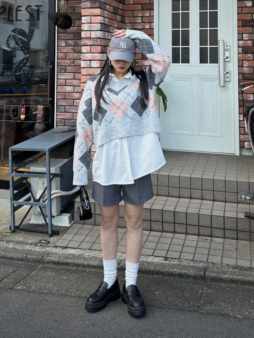 Vネック アーガイル柄 ショート丈 ニットを使った人気ファッション