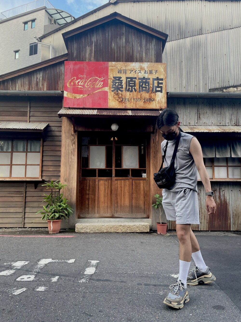 「桑原商店」｜「BALENCIAGAのアイテム（ボディバッグ/ウエストポーチ、ブラック系）」を使った、五右衛門さん（メンズ・166cm）の春コーディネートの1枚目の写真