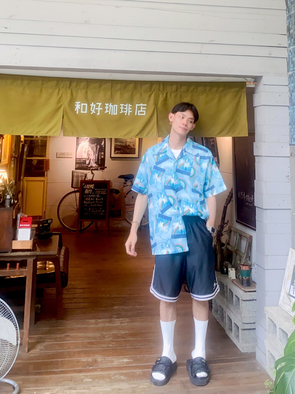 「和好珈琲店」｜「VINTAGEのアイテム（シャツ/ブラウス、ブルー系）」を使った、五右衛門さん（メンズ・166cm）の夏コーディネートの1枚目の写真