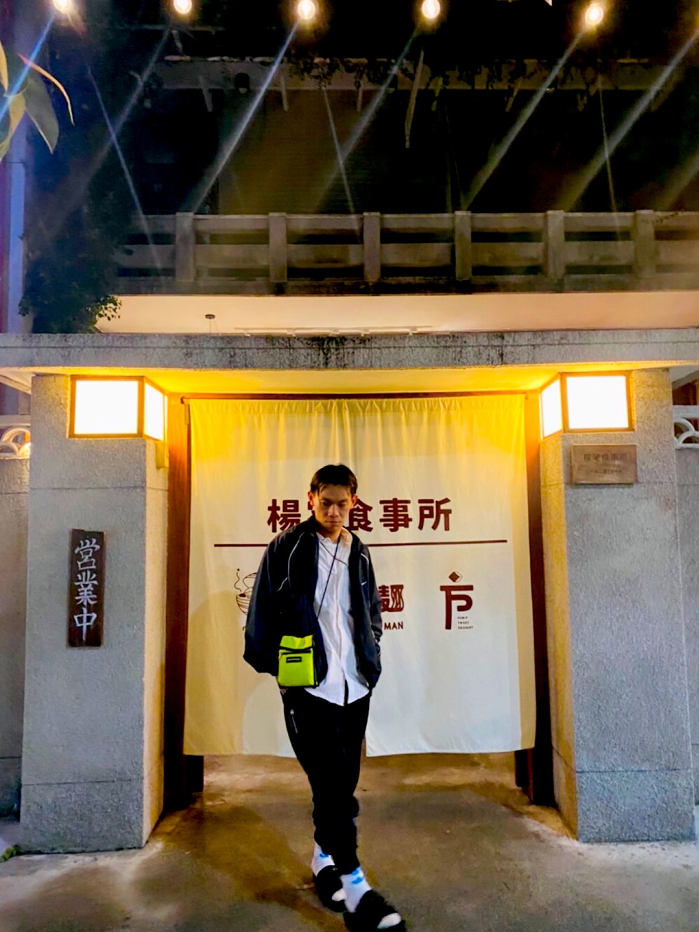「Championのアイテム（チノパンツ、ブラック系）」を使った、五右衛門さん（メンズ・166cm）の秋コーディネートの1枚目の写真