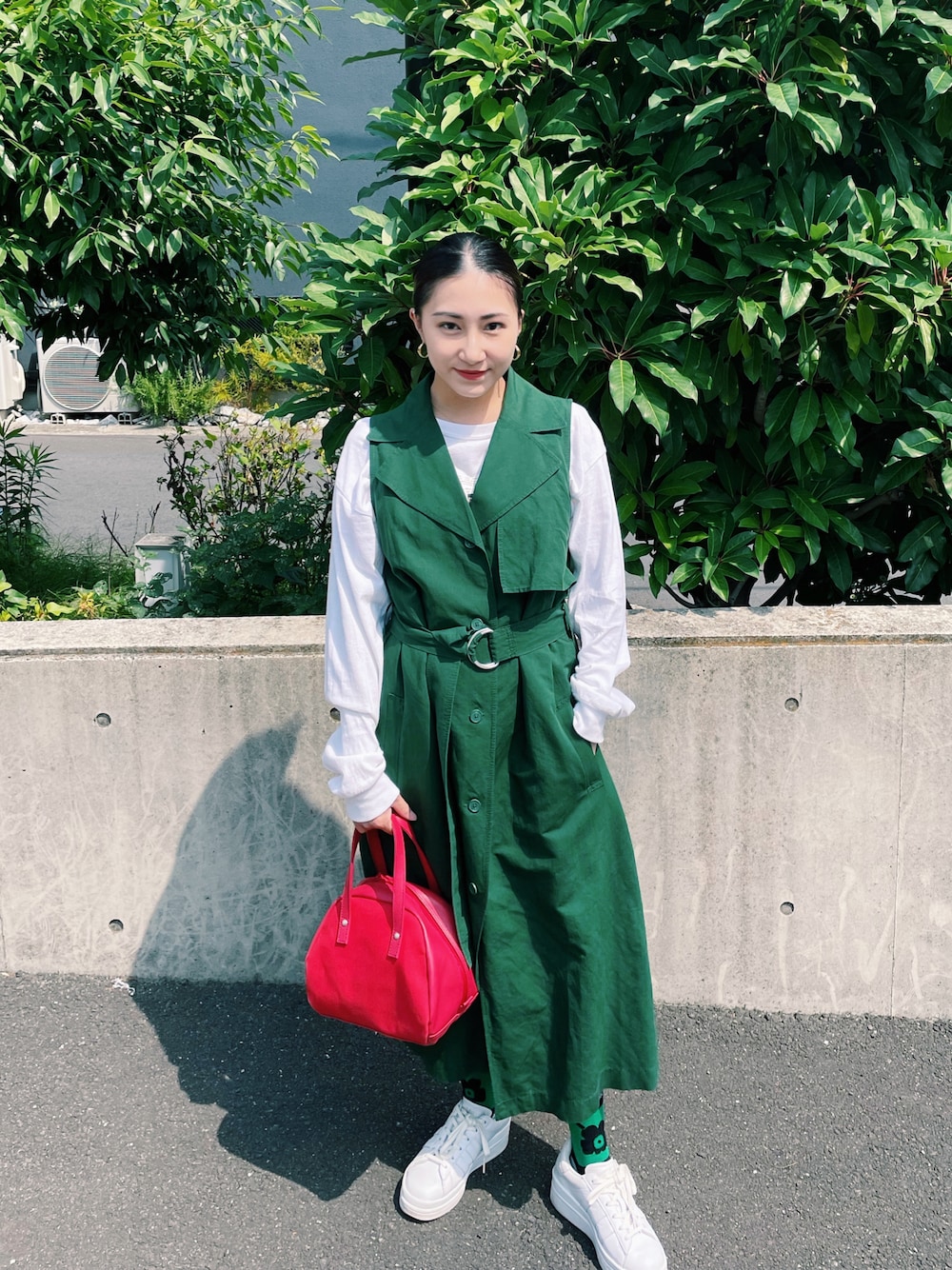 「大人カジュアル、低身長コーデ、ロングワンピース、スニーカー、ママファッション、シャツワンピ、UNIQLO JW ANDERSON、JWANDERSON、グリーンコーデ、ノースリーブワンピース、レイヤードスタイル、ハンドバッグ、シャツワンピース、ロンT、白スニーカー」｜「JW Andersonのアイテム（シャツワンピース、グリーン系）」を使った、 Saiさん（レディース・152cm）の夏コーディネートの1枚目の写真