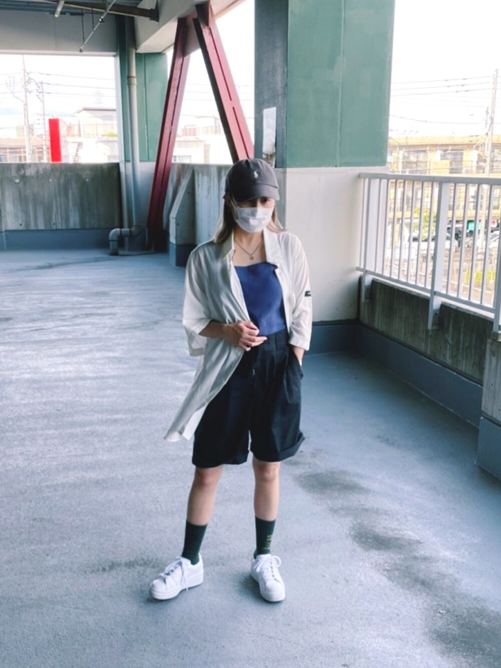 「低身長、パンツスタイル、夏コーデ、シャツスタイル、ビッグシルエット、白シャツ、ハーフパンツ、厚底シューズ、x-girl、JEANASiS」｜「X-girlのアイテム（パンツ、ブラック系）」を使った、 Saiさん（レディース・152cm）の夏コーディネートの1枚目の写真