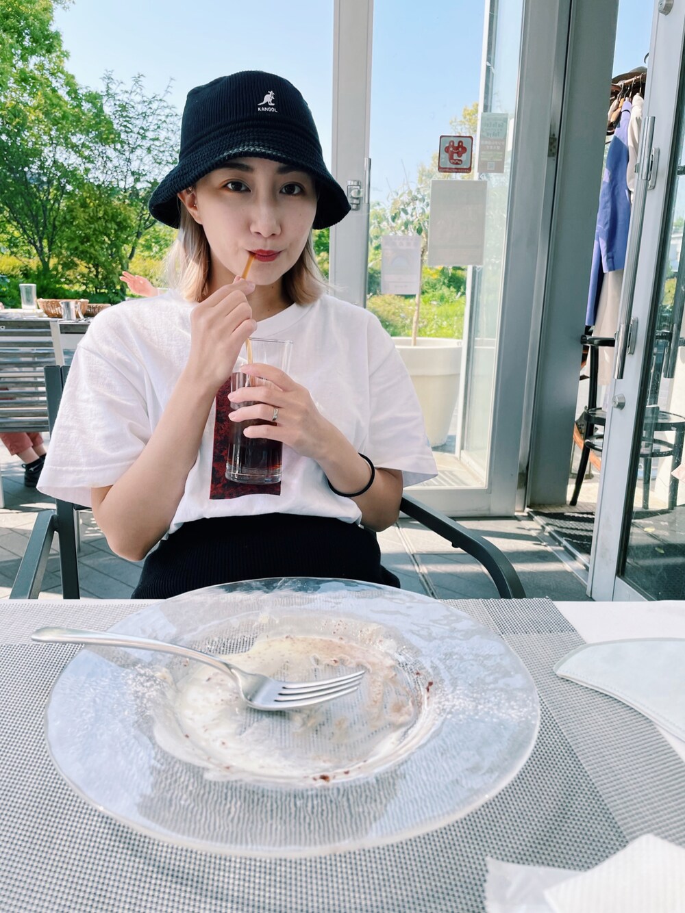 「休日コーデ、ＧＷ、リラックススタイル、低身長コーデ、シンプルコーデ、夏、バケットハット、バケハ、ニット帽、KANGOL、モノトーンコーデ、白Tシャツ」｜「KANGOLのアイテム（ハット、ブラック系）」を使った、 Saiさん（レディース・152cm）の春コーディネートの1枚目の写真