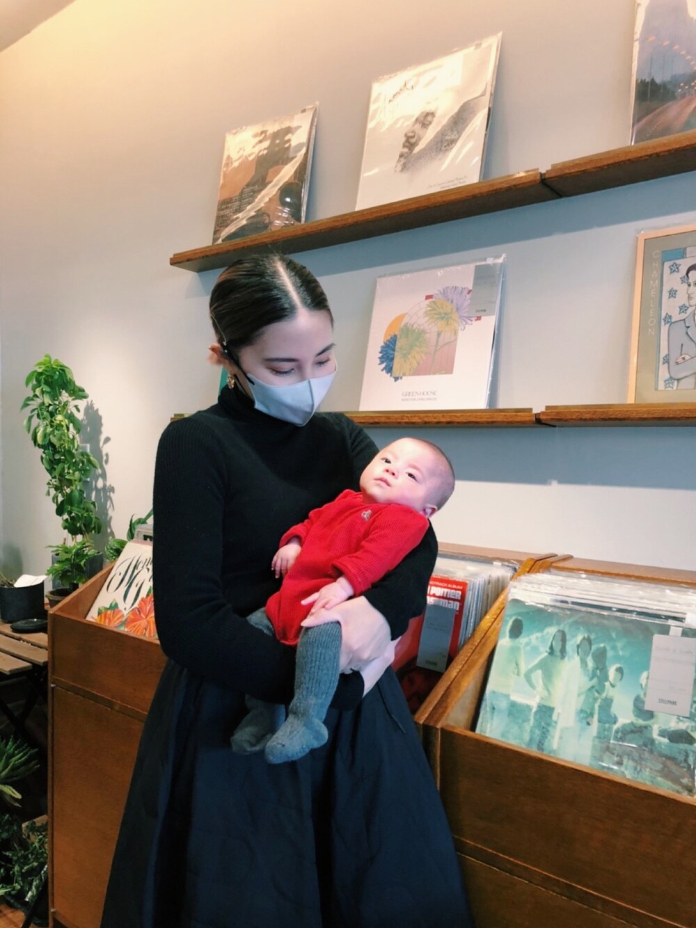 「低身長、スカートスタイル、キルティング、キルティングスカート、ハイネック、ハイネックニット、タートルネック、UNIQLO、オールブラック、ベビーコーデ、babygap、GAP」｜「UNIQLOのアイテム（ニット/セーター、ブラック系）」を使った、 Saiさん（レディース・152cm）の冬コーディネートの1枚目の写真
