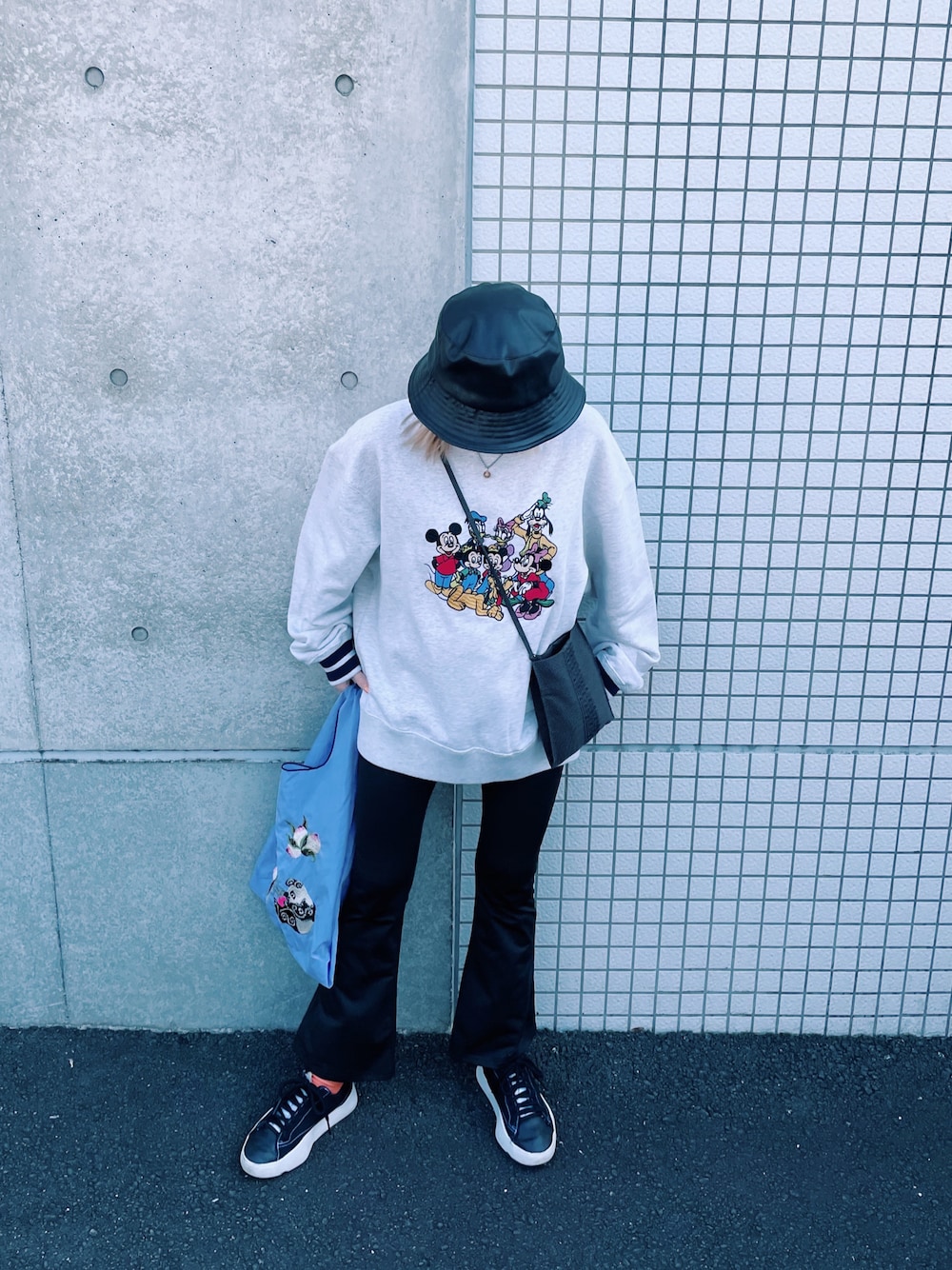 「ラフ、低身長、秋冬コーデ、パンツスタイル、モノトーンコーデ、スニーカーコーデ、スウェット、フレアパンツ、バケットハット、ショルダーバッグ、エコバッグ、ディズニー、モノトーン、ZARA、HERMES」｜「ZARAのアイテム（ハット、ブラック系）」を使った、 Saiさん（レディース・152cm）の秋コーディネートの1枚目の写真