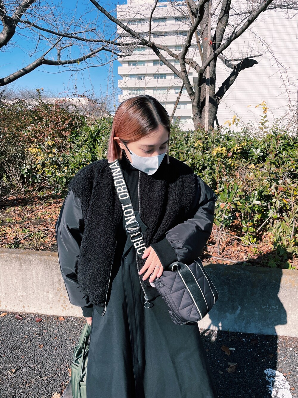 「あったかコーデ、ミニバッグ、モノトーンコーデ、ブラックコーデ、ZARA、ショルダーバッグ、ハンドバッグ、キルティング、もこもこ、ブルゾン、オールブラック、黒コーデ、プチプラ、冬コーデ」｜「ZARAのアイテム（ジャケット/アウター、ブラック系）」を使った、 Saiさん（レディース・152cm）の冬コーディネートの1枚目の写真