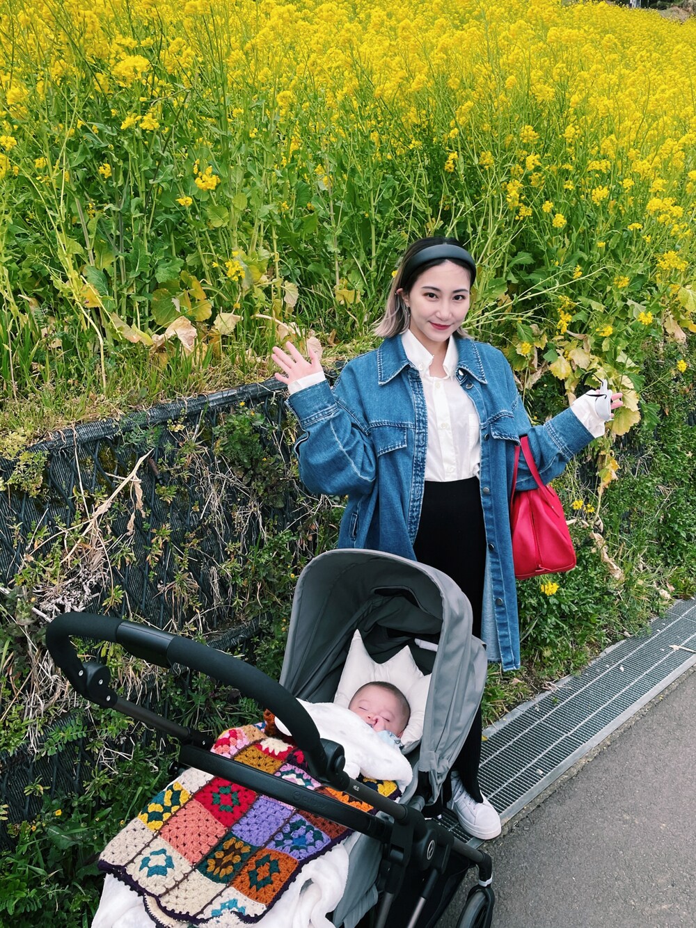 「春、春カラー、スニーカー、ビッグシルエット、低身長、シャツコーデ、デニムジャケット、デニムシャツ、ハイウエスト、ニットパンツ、フレアパンツ、ハンドバッグ、白シャツ、H&M、白スニーカー」｜「SYU.HOMME/FEMMの【SYU.HOMME】Double coller convertible Shirts（シャツ/ブラウス、ホワイト系）」を使った、 Saiさん（レディース・152cm）の春コーディネートの1枚目の写真