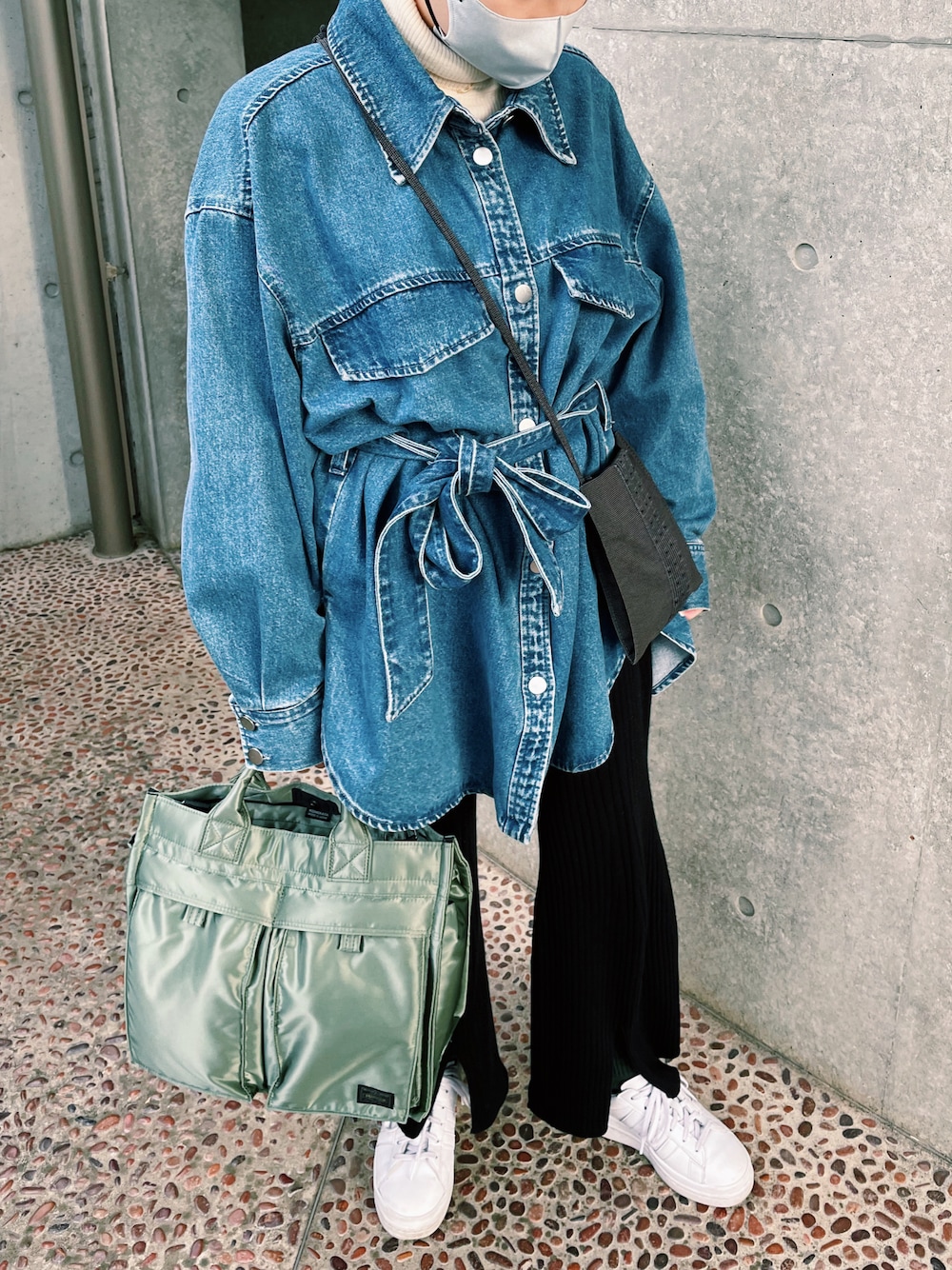 「プチプラ、低身長、デニムコーデ、ビッグシルエット、春夏コーデ、厚底シューズ、UNIQLO、デニムジャケット、デニムシャツ、フレアパンツ、ニットパンツ、PORTER、ママコーデ、マザーズバック、タートルネック」｜「H&Mのアイテム（シャツ/ブラウス、ブルー系）」を使った、 Saiさん（レディース・152cm）の春コーディネートの1枚目の写真