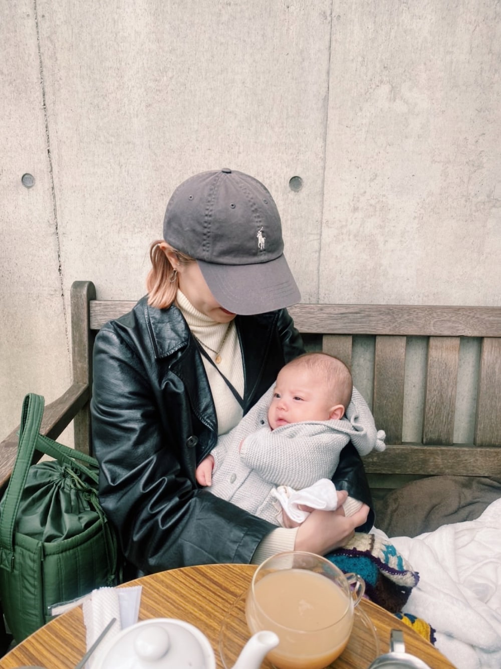 「春、低身長、UNIQLO、メンズライク、レザージャケット、モノトーン、白ニット、タートルネック、キャップ、Polo Ralph Lauren、ラルフローレン、COMME des GARCONS、ジャケット、ショルダーバッグ、白黒」｜「POLO RALPH LAURENのアイテム（キャップ、ブラック系）」を使った、 Saiさん（レディース・152cm）の春コーディネートの1枚目の写真