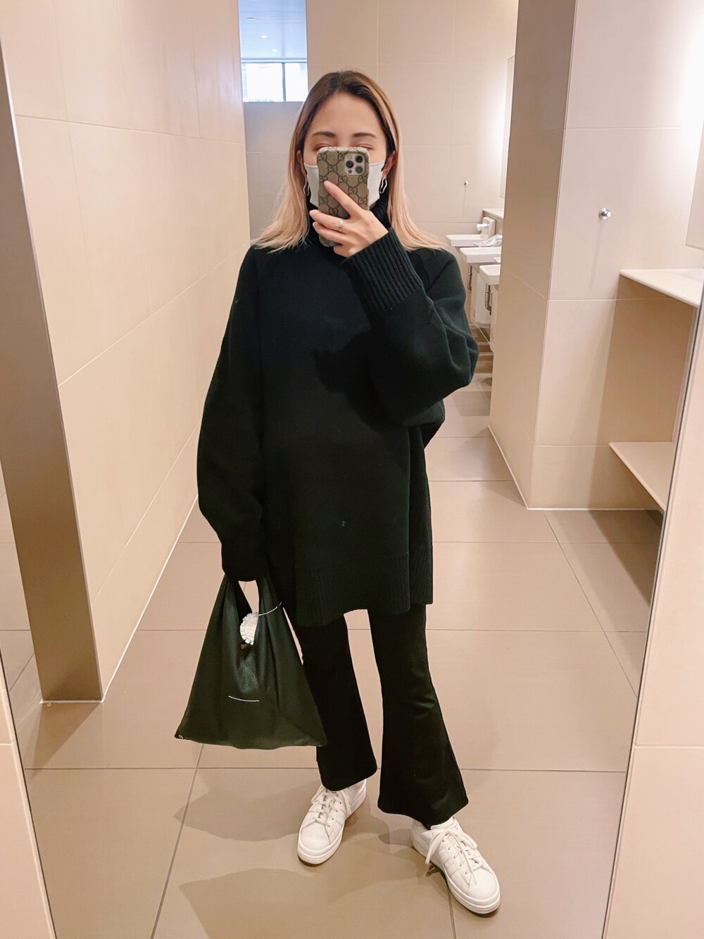 「低身長、冬、ニットコーデ、ママファッション、モノトーンコーデ、ラクチンコーデ、ニット/セーター、ハンドバッグ、レザーバッグ、MM6、Maison Margiela、ハイネック、ハイネックニット、モノトーン、スニーカー」｜「MM6 Maison Margielaのアイテム（ハンドバッグ、ブラック系）」を使った、 Saiさん（レディース・152cm）の冬コーディネートの1枚目の写真