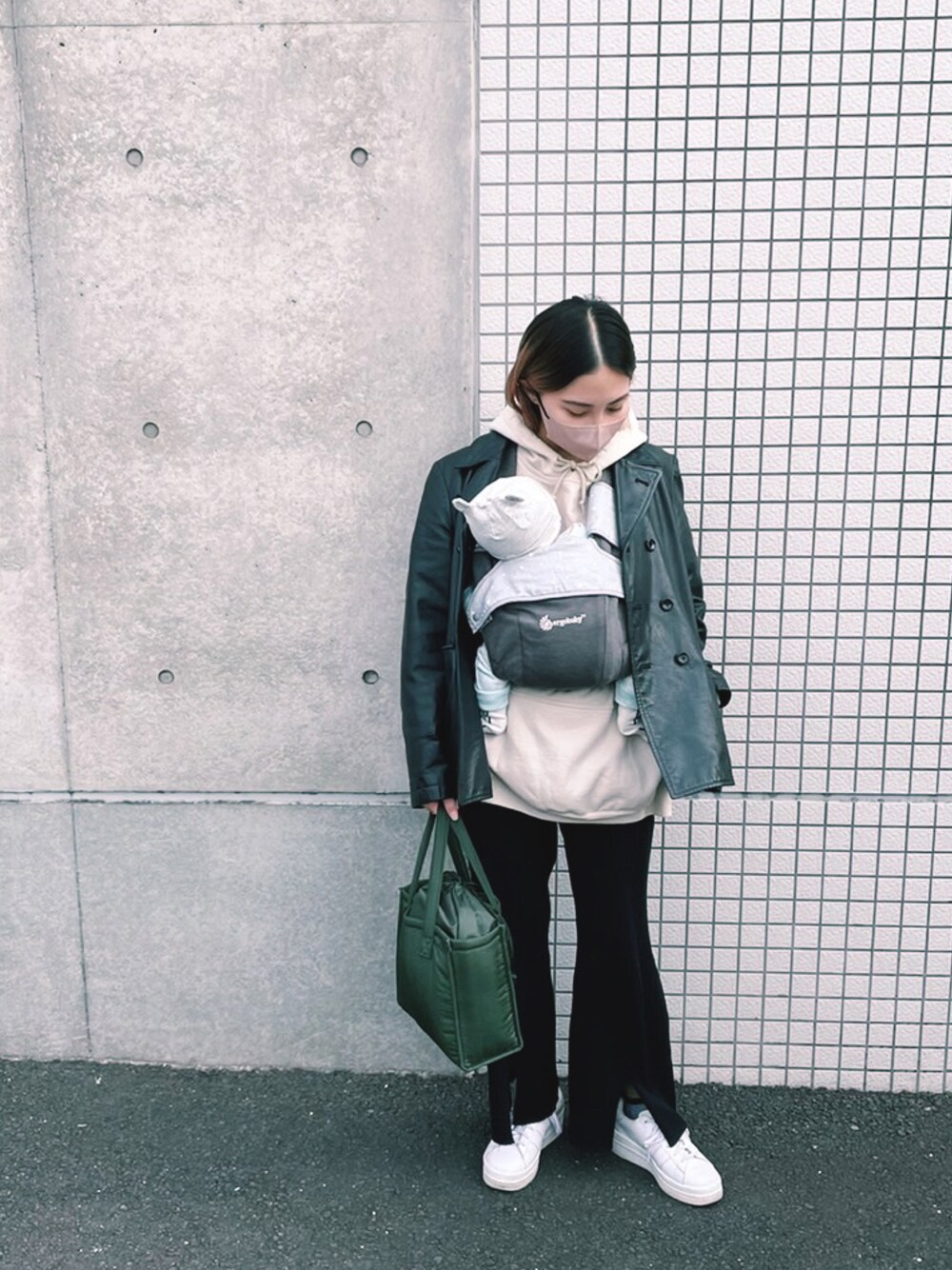 「春コーデ、低身長コーデ、UNIQLO、モノトーン、ビッグシルエット、スニーカー、厚底シューズ、パーカー、オーバーサイズ、レザージャケット、COMME des GARCONS、ママコーデ、フレアパンツ、ニットパンツ」｜「Mame Kurogouchiのアイテム（パンツ、ブラック系）」を使った、 Saiさん（レディース・152cm）の春コーディネートの1枚目の写真