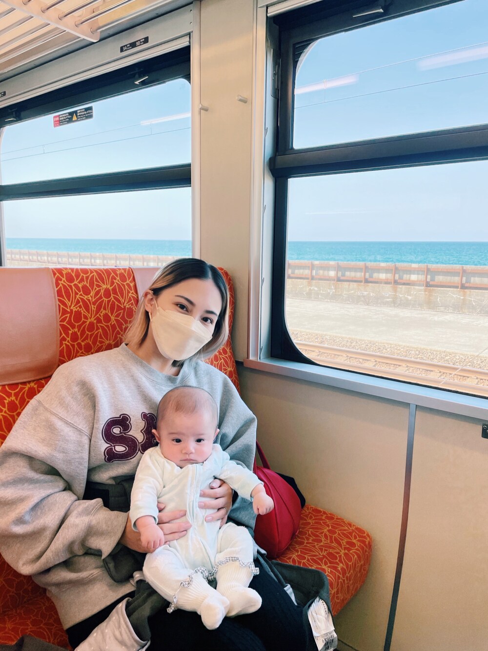 「休日スタイル、シンプル、低身長女子、ラフ、低身長、スウェット、古着、オーバーサイズ、移動スタイル、ママコーデ、ママファッション、babygap」｜「babyGAPのアイテム（つなぎ/オールインワン、グリーン系）」を使った、 Saiさん（レディース・152cm）の春コーディネートの1枚目の写真