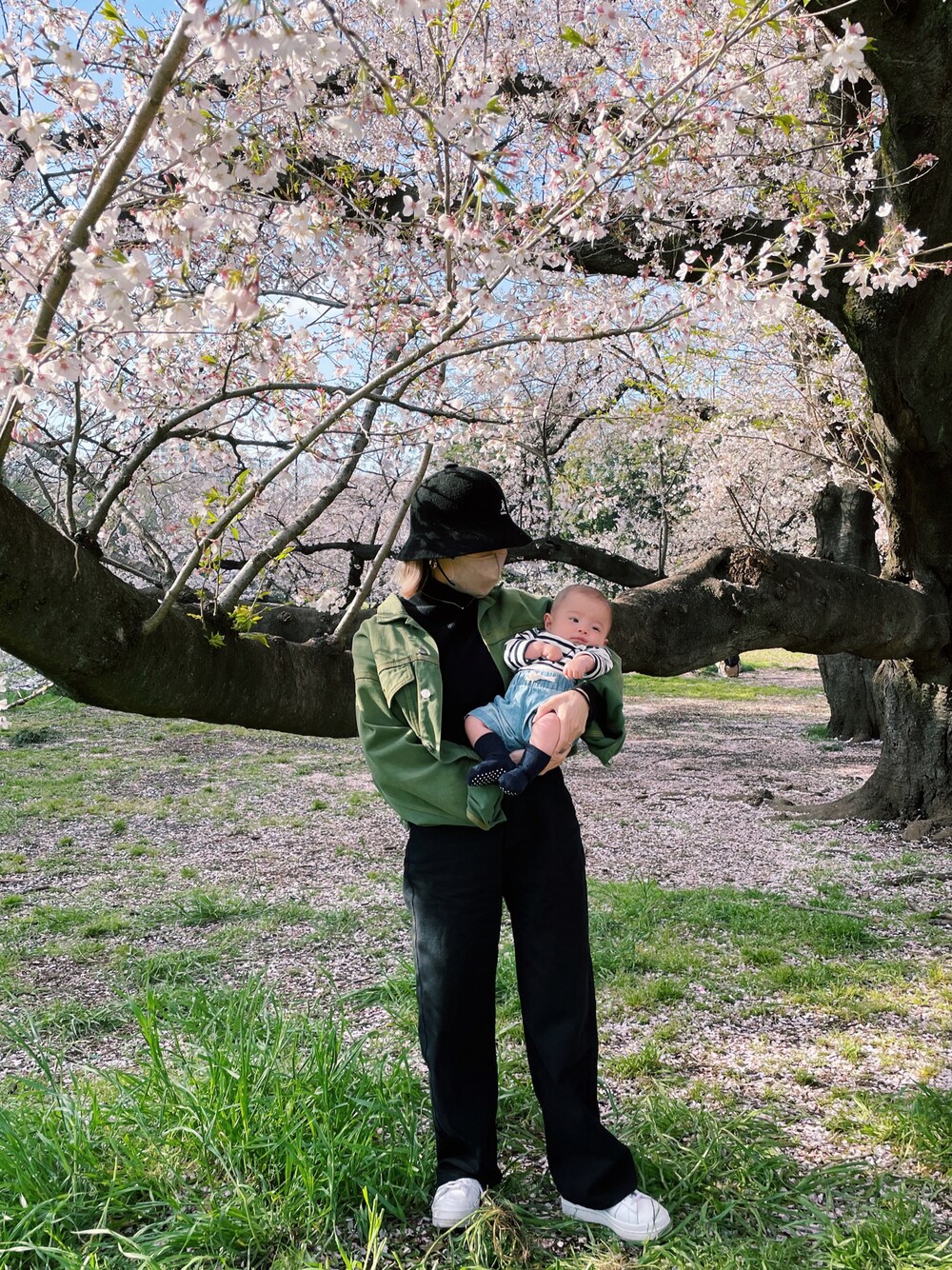 「春コーデ、スニーカーコーデ、パンツスタイル、低身長、お花見、グリーン、デニムパンツ、デニムジャケット、ハイウエスト、ハイウエストパンツ、shein、バケットハット、KANGOL、stussy」｜「SHEINのアイテム（デニムパンツ、ブラック系）」を使った、 Saiさん（レディース・152cm）の春コーディネートの1枚目の写真