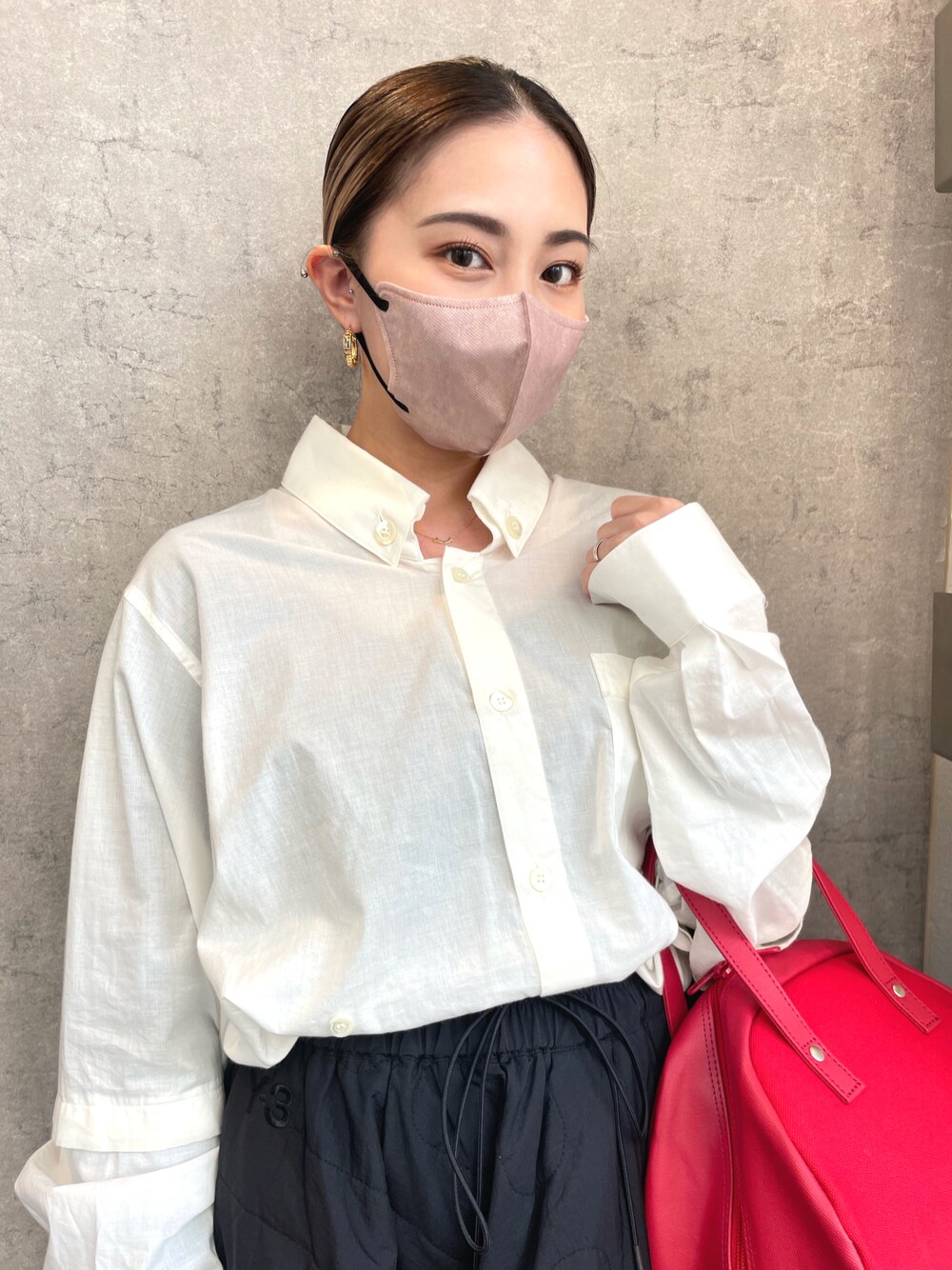 「春、モノトーン、シャツスタイル、白シャツ、赤、SYU.HOMME/FEMM、ゴールドアクセ、FENDI、ハンドバッグ、ハイウエスト、アクセントカラー、オーバーサイズ、ボリューム袖」｜「中川政七商店のアイテム（ハンドバッグ、レッド系）」を使った、 Saiさん（レディース・152cm）の春コーディネートの1枚目の写真