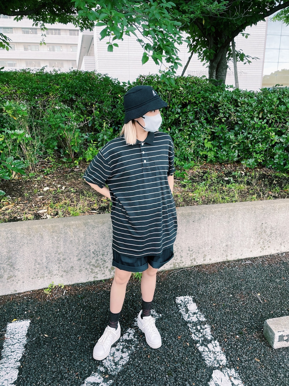 「夏コーデ、ラフ、モノトーンコーデ、ハーフパンツ、古着、古着MIX、x-girl、バケットハット、KANGOL、ポロシャツ、ボーダー、ボーダートップス、白スニーカー、メンズライク、used」｜「X-girlのアイテム（パンツ、ブラック系）」を使った、 Saiさん（レディース・152cm）の夏コーディネートの1枚目の写真