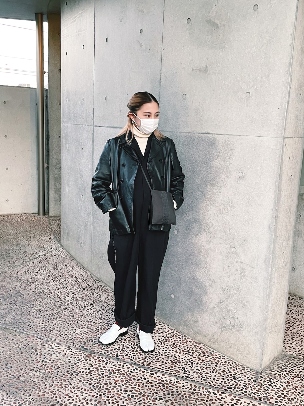 「レザージャケット、COMME des GARCONS、ショルダーバッグ、ローファー、オールインワン、ハイネック、モノトーン、つなぎ、HERMES、ゆったりコーデ、低身長コーデ、秋コーデ、Maison Margiela、タビシューズ」｜「COMME des GARCONSのアイテム（ライダースジャケット、ブラック系）」を使った、 Saiさん（レディース・152cm）の秋コーディネートの1枚目の写真