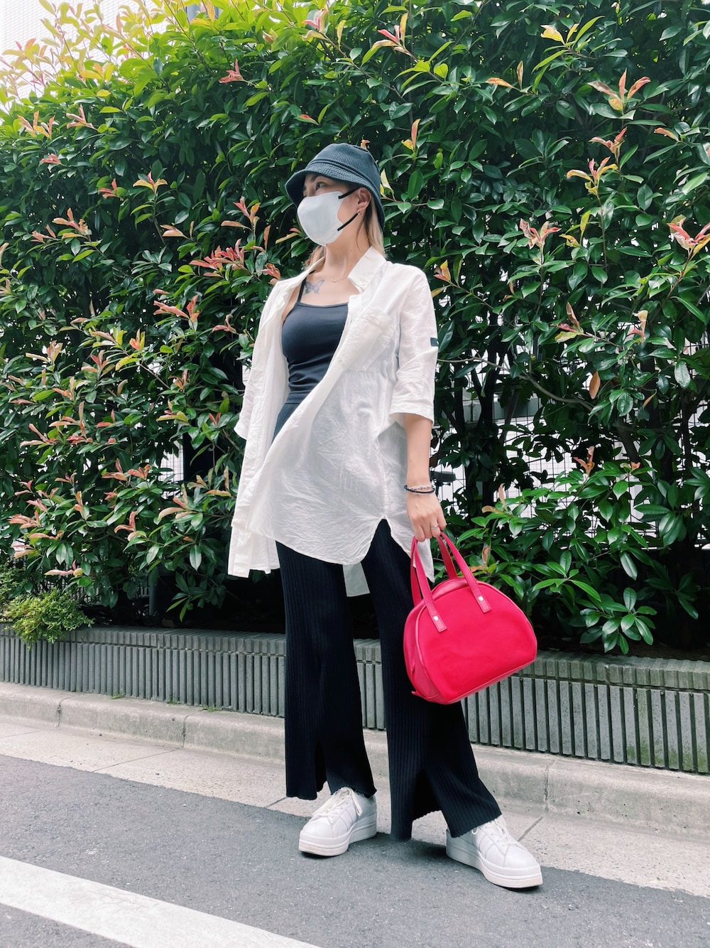 「夏コーデ、低身長女子、低身長、モノトーン、フレアパンツ、ママコーデ、白シャツ、キャミソール、UNIQLO、KANGOL、バケットハット、ハンドバッグ、白スニーカー、厚底シューズ」｜「SYU.HOMME/FEMMのアイテム（シャツ/ブラウス、ホワイト系）」を使った、 Saiさん（レディース・152cm）の夏コーディネートの1枚目の写真