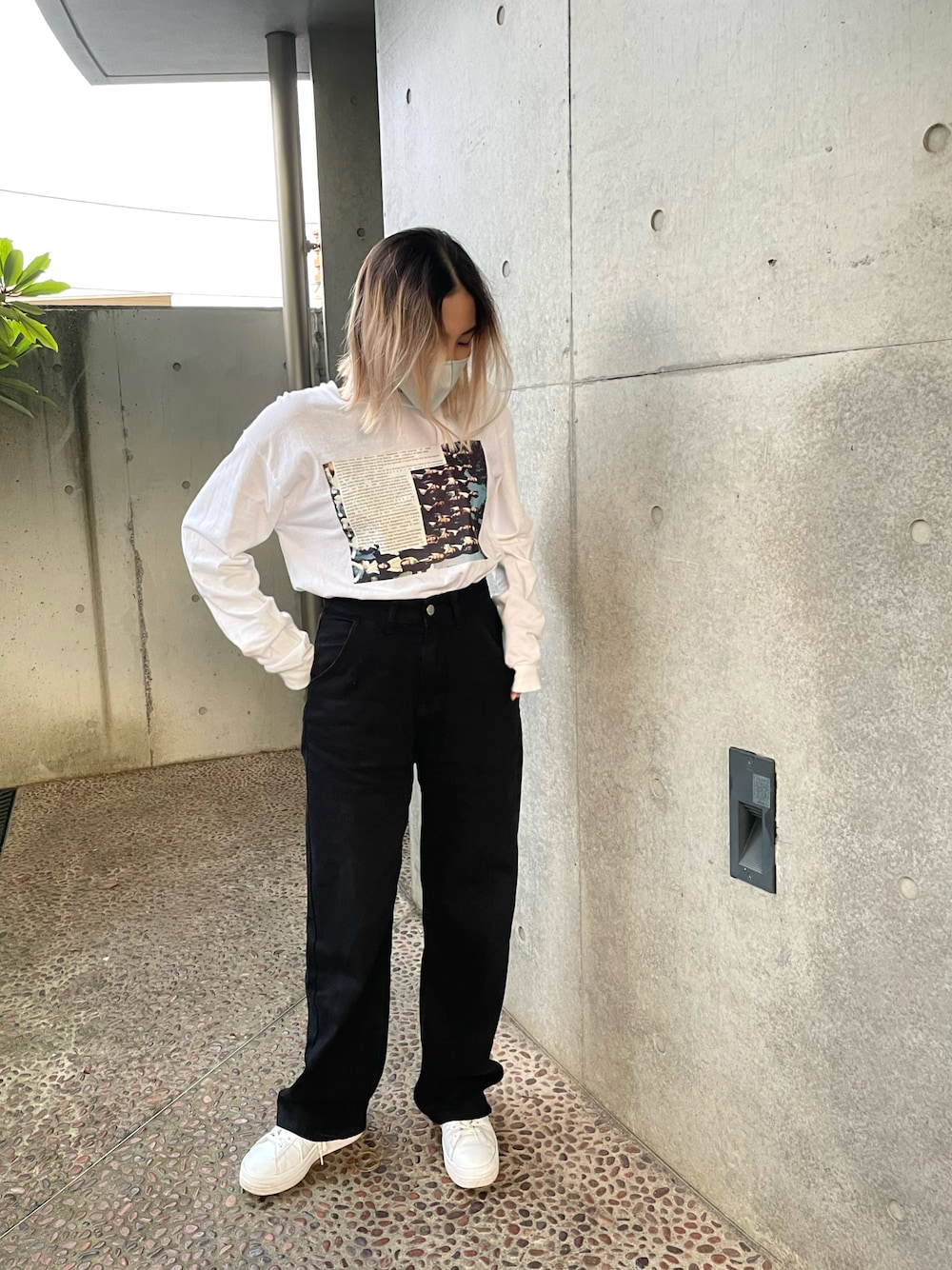 「シンプルコーデ、キレイめ、カジュアルコーデ、モノトーン、デニムパンツ、ママコーデ、デニム、白Tシャツ、プチプラ、プチプラコーデ、ハイウエスト、ハイウエストパンツ、shein、厚底シューズ」｜「sheinのアイテム（デニムパンツ、ブラック系）」を使った、 Saiさん（レディース・152cm）の春コーディネートの1枚目の写真
