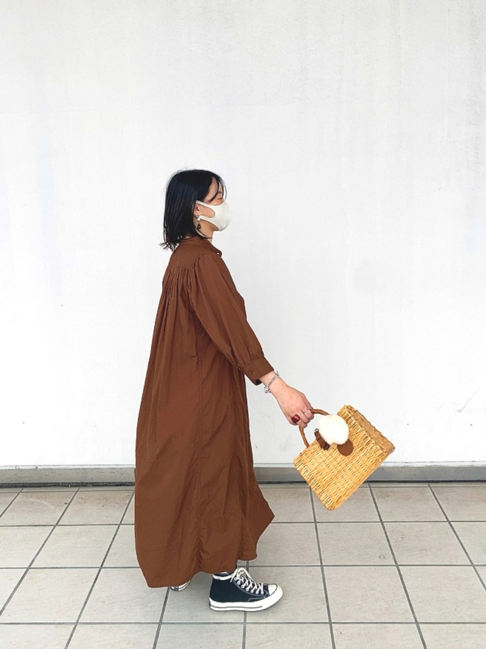 「スニーカー、ワンピース、秋のコーデ、シャツワンピ、かごバッグ、ゆるコーデ、オトナカジュアル」｜「TOINO ABELのアイテム（かごバッグ、ブラウン系）」を使った、lucyさん（レディース・160cm）の秋コーディネートの1枚目の写真