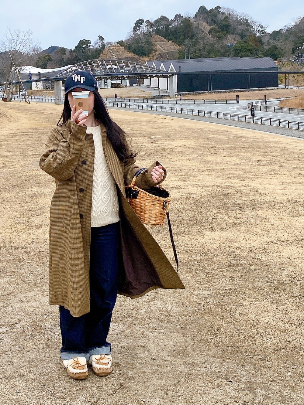 「かごバッグ、コート、キャップ、ニット、デニム」｜「THE NORTH FACEのアイテム（キャップ、グレー系）」を使った、lucyさん（レディース・160cm）の春コーディネートの1枚目の写真