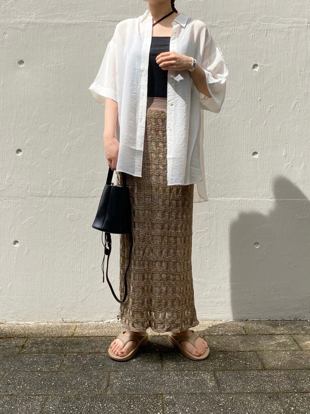 「ペンシルスカート、ロングスカート、ビッグシャツ、白シャツ、ビッグシルエット、オーバーサイズ、夏コーデ、きれいめカジュアル、OOFOS、高身長女子」｜「yuwのシアーシャツＳＳ　951584（シャツ/ブラウス、ホワイト系）」を使った、miiさん（レディース・168cm）の夏コーディネートの1枚目の写真
