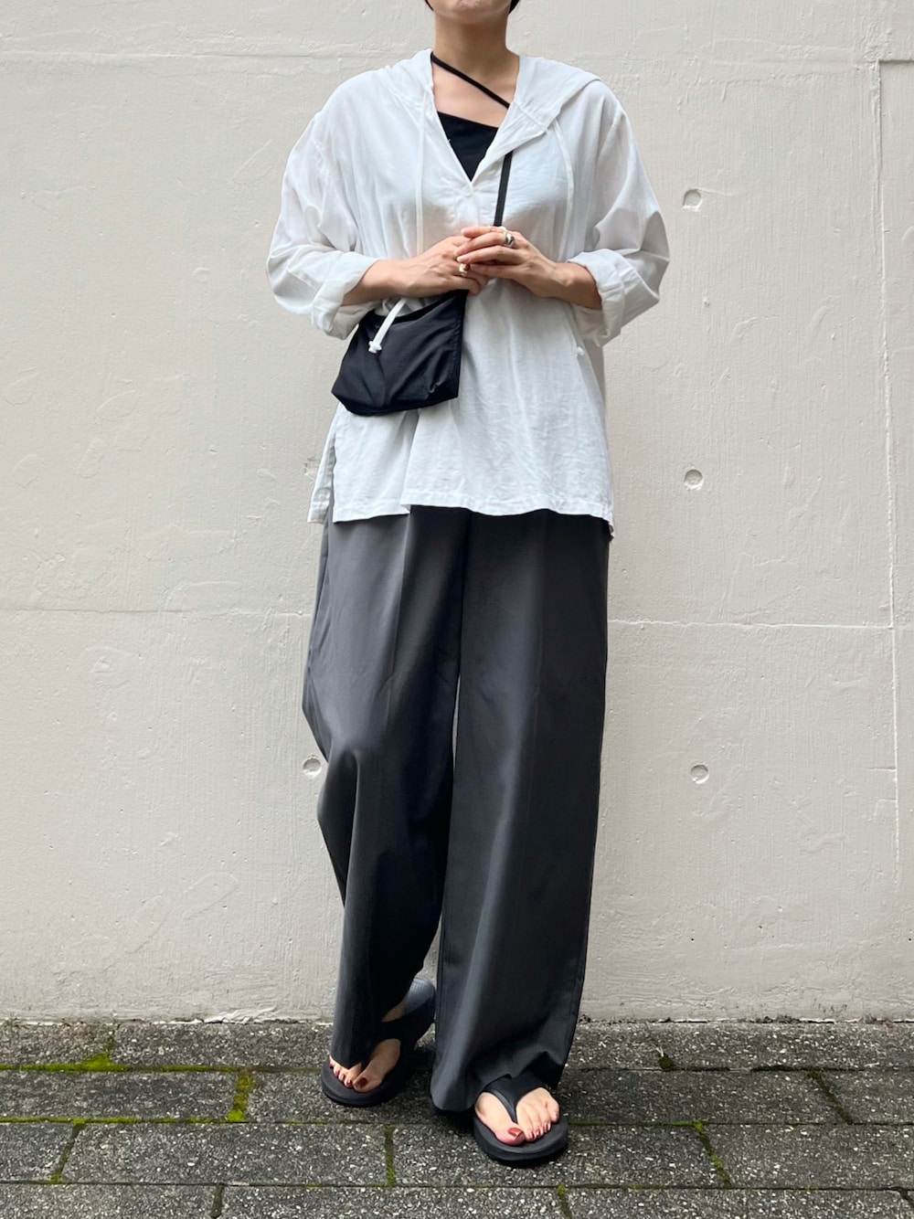 「高身長女子、高身長コーデ、ゆるコーデ、OOFOS、ワンマイルコーデ、ラクチンコーデ、シンプル、秋服準備はじめました、ミニショルダー、メンズライク、オトナカジュアル、モノトーン、モード、休日スタイル」｜「CANAL JEANのEl mar(エルマール) コットンパーカープルオーバー（パーカー、ホワイト系）」を使った、miiさん（レディース・168cm）の夏コーディネートの1枚目の写真