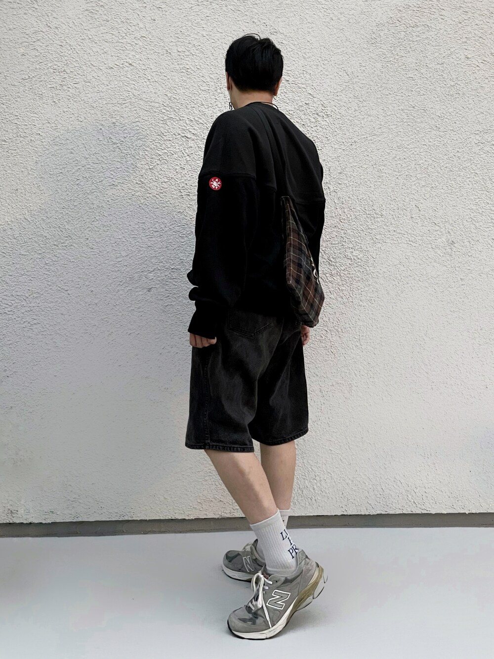 「cavempt、New Balance、990v3、GUESSUSA、Alwayth、Girls don't cry」｜「C.Eの【C.E / シーイー】ROUND CUT LINE CREW NECK（スウェット、ブラック系）」を使った、KEI(youthloser)さん（メンズ・165cm）の秋コーディネートの1枚目の写真