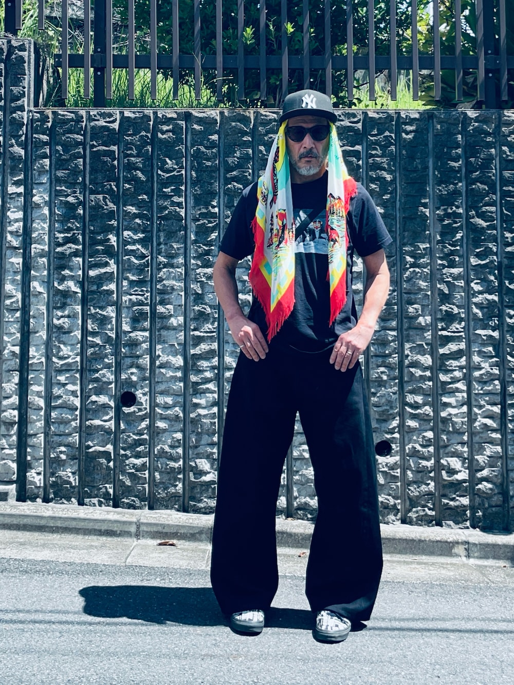 ブラック系のTシャツ/カットソー、ブラック系のデニムパンツ、その他のバンダナ/スカーフを着用したメンズの夏コーディネートの1枚目の写真