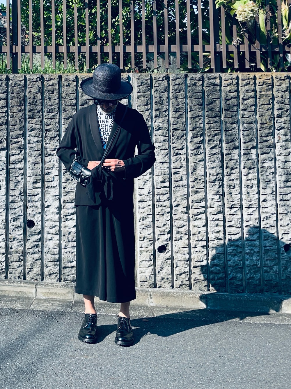 ブラック系のテーラードジャケット、ブラック系のパンツ、ブラック系のその他シューズを着用したメンズの夏コーディネートの1枚目の写真