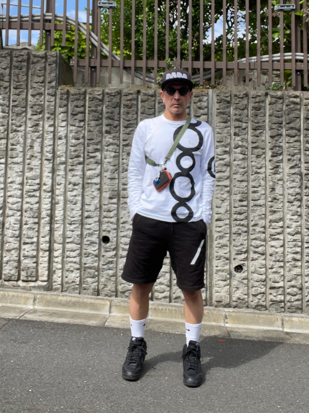 「白ソックス、モノトーン、キャップ、スニーカー、カジュアルコーデ、ラクチンコーデ」｜「COMME des GARCONSのアイテム（Tシャツ/カットソー、ホワイト系）」を使った、MACROMANCEさん（メンズ・170cm）の春コーディネートの1枚目の写真