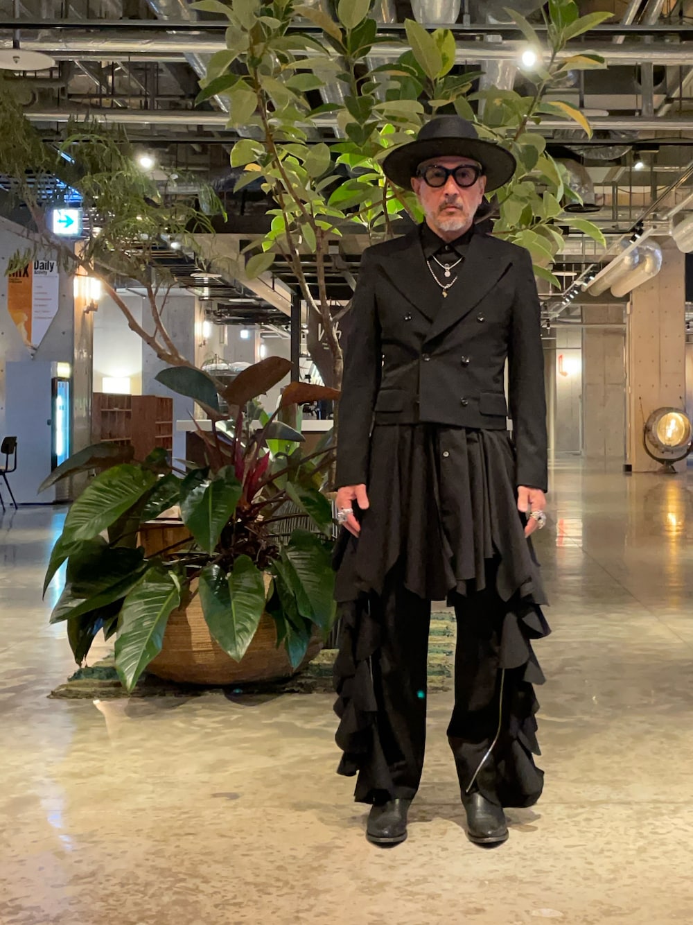 ブラック系のジャケット/アウター、ホワイト系のシャツ/ブラウス、ブラック系のパンツを着用したメンズの夏コーディネートの1枚目の写真