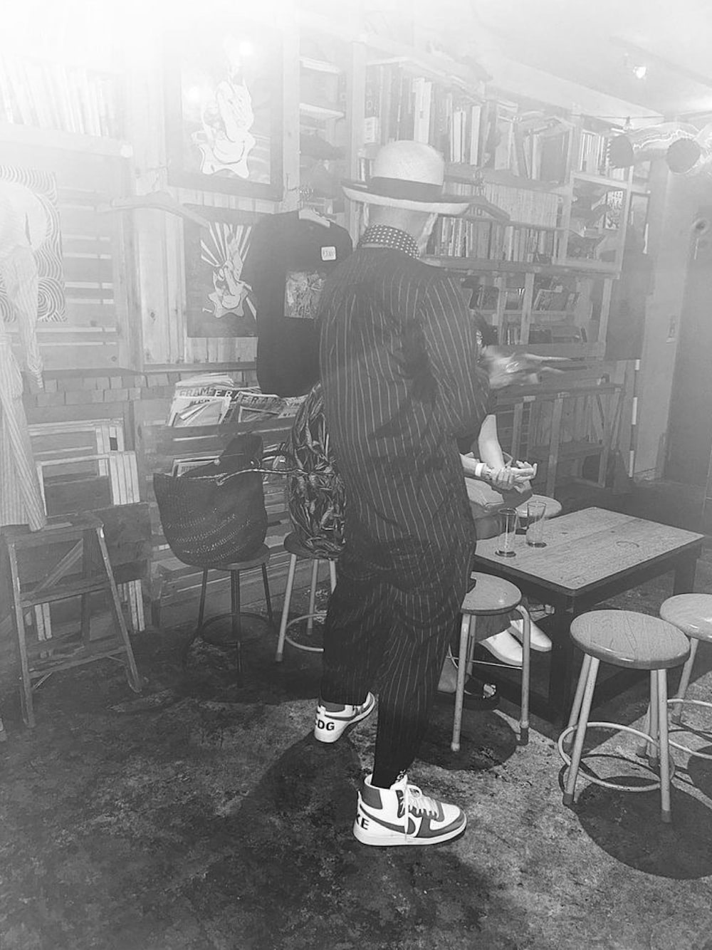 ホワイト系のスニーカー、ブラウン系のシャツ/ブラウス、ベージュ系の帽子を着用したメンズの秋コーディネートの1枚目の写真