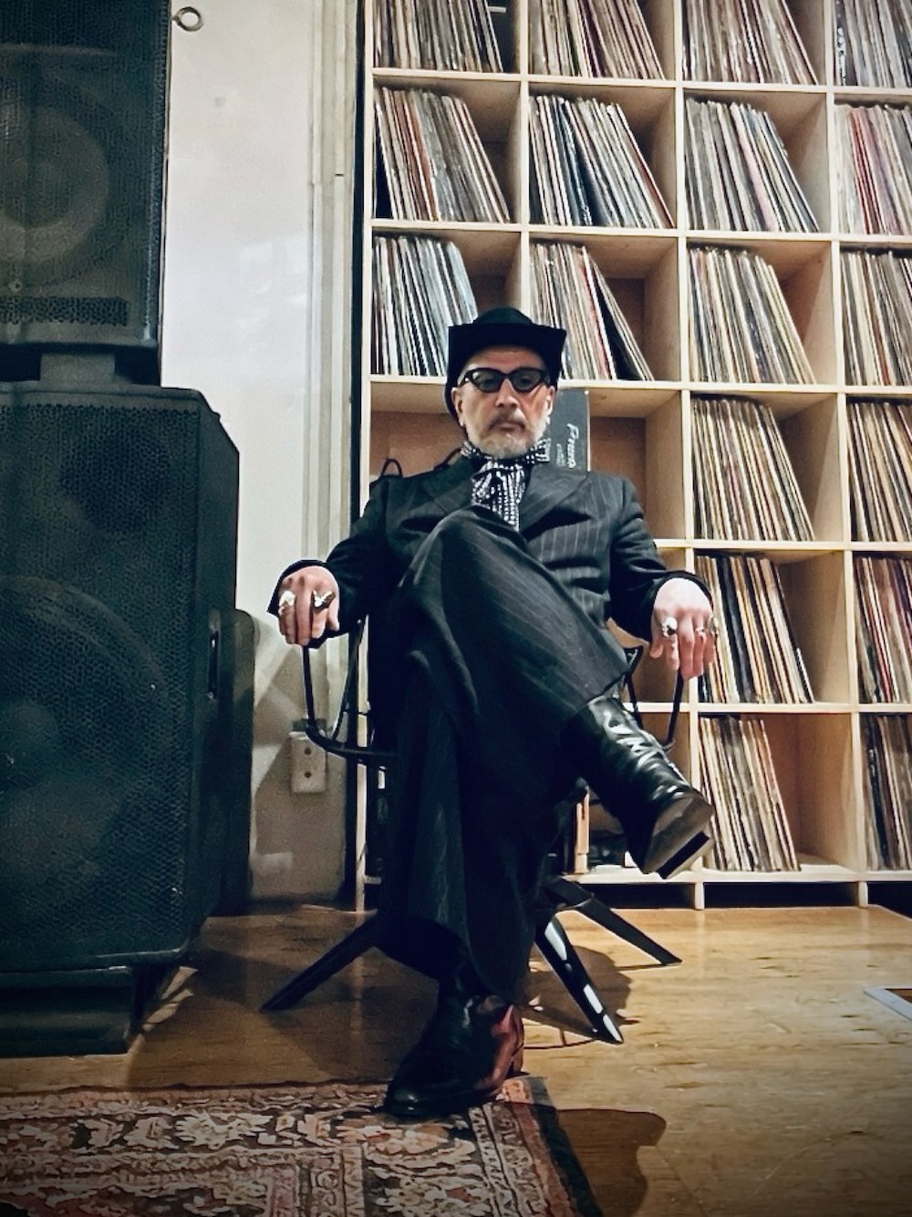 ブラック系のパンツ、ブラック系のテーラードジャケット、ブラック系のハットを着用したメンズの春コーディネートの1枚目の写真