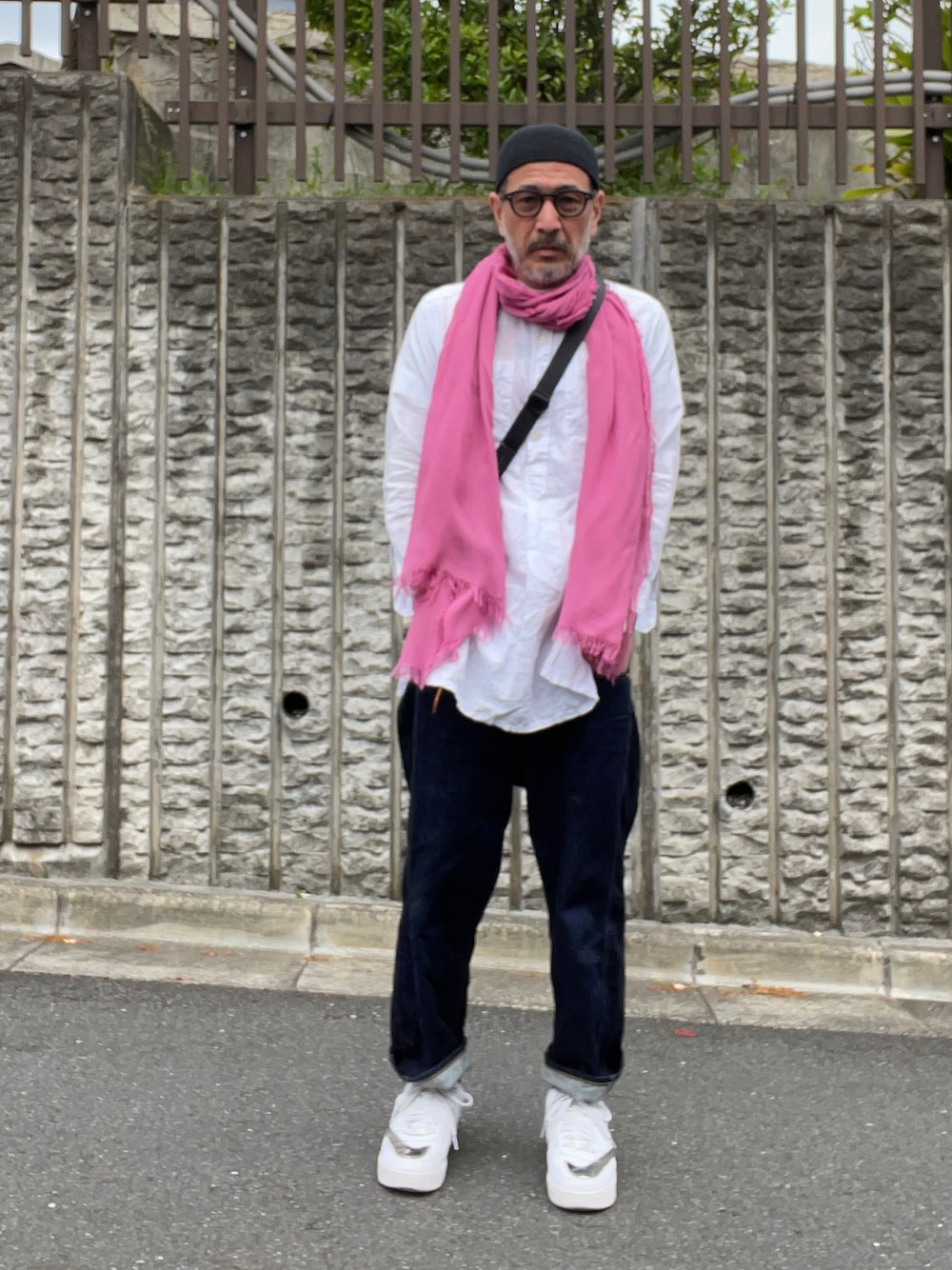 「春服コーデ、シンプルコーデ、オトナカジュアル、白スニーカー、白シャツ、デニムパンツ、ストール、イスラムワッチ」｜「MARNIのアイテム（ストール/ショール、ピンク系）」を使った、MACROMANCEさん（メンズ・170cm）の春コーディネートの1枚目の写真