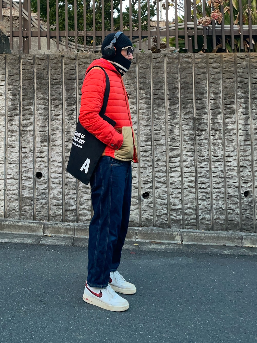 「バラクラバ、ダウンジャケット、デニムパンツ、スニーカー」｜「COMME des GARCONS HOMMEのアイテム（帽子、ブラック系）」を使った、MACROMANCEさん（メンズ・170cm）の冬コーディネートの1枚目の写真