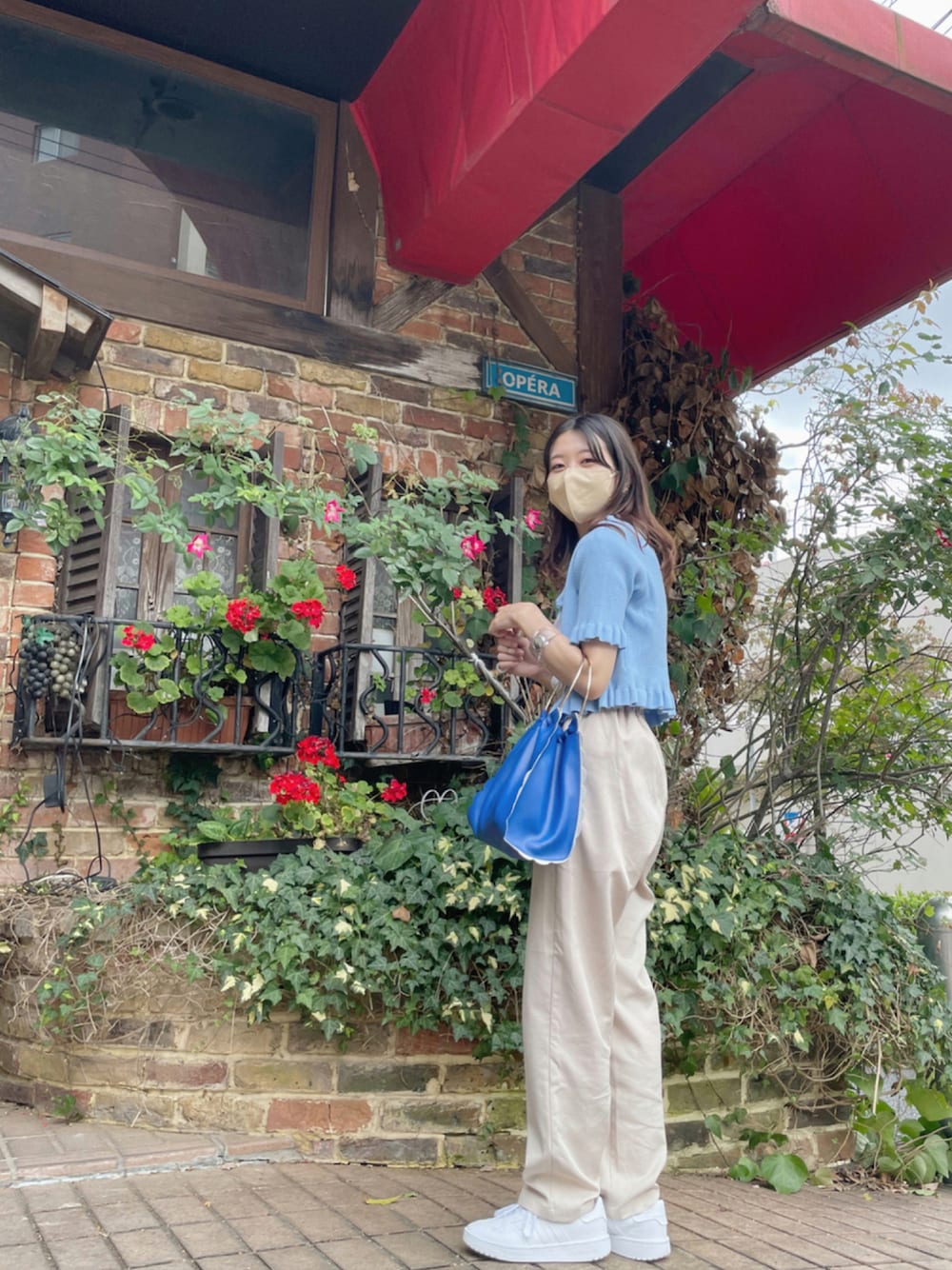 「スニーカー、パンツ、ハンドバッグ、ベージュ、デート、白スニーカー、プチプラ、休日コーデ、デートスタイル（WOMEN）、カフェ、スカラップ、シンプルスタイル、低身長コーデ、今日のコーデ、韓国ファッション」｜「adidasのadidas アディダス TEAM COURT J EF6809 *WHT/WHT/BLK（スニーカー、ホワイト系）」を使った、mさん（レディース・152cm）の秋コーディネートの1枚目の写真