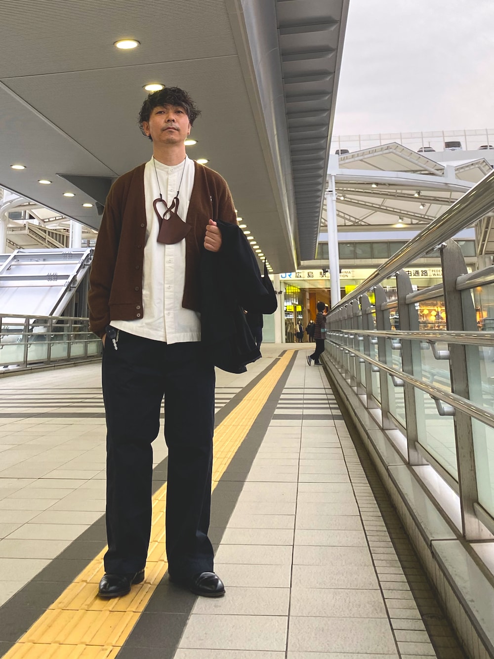 「大人カジュアル、きれいめカジュアル、ワイドパンツ、古着MIX、モノトーン、革靴、ビッグシルエット、秋服」｜「INHERITのPLAIN FRONT OFFICERS CHINO（その他パンツ、ブラック系）」を使った、s.namitaさん（メンズ・172cm）の秋コーディネートの1枚目の写真
