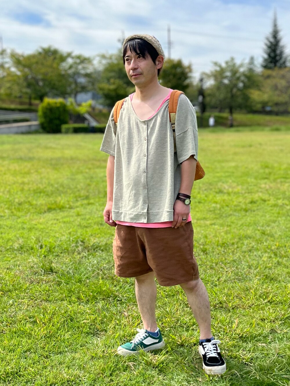 「Amina、麻ニット、リュック、ショートパンツ、半袖カーディガン、バカ履き、おっさん、胸元やや出すぎ、子どもの不安がお参りして、取り除ければ、本当うれしいです、春風や　牛に引かれて　善光寺、小林一茶の句でございます」｜「osharewalkerのカーディガン（カーディガン/ボレロ、ベージュ系）」を使った、hide104さん（メンズ・162cm）の秋コーディネートの1枚目の写真
