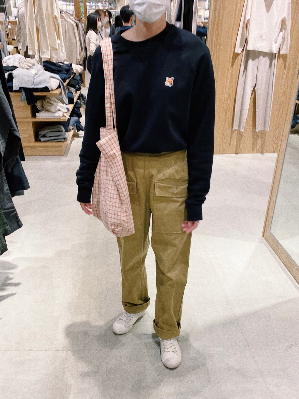 「スウェット、スニーカー、カジュアル、シンプル、orslow、大人カジュアル、ユニクロ、白スニーカー、秋服、メゾンキツネ」｜「Maison KitsuneのSWEATSHIRT FOX HEAD PATCH（スウェット、ブラック系）」を使った、ハナレさん（レディース・154cm）の秋コーディネートの1枚目の写真