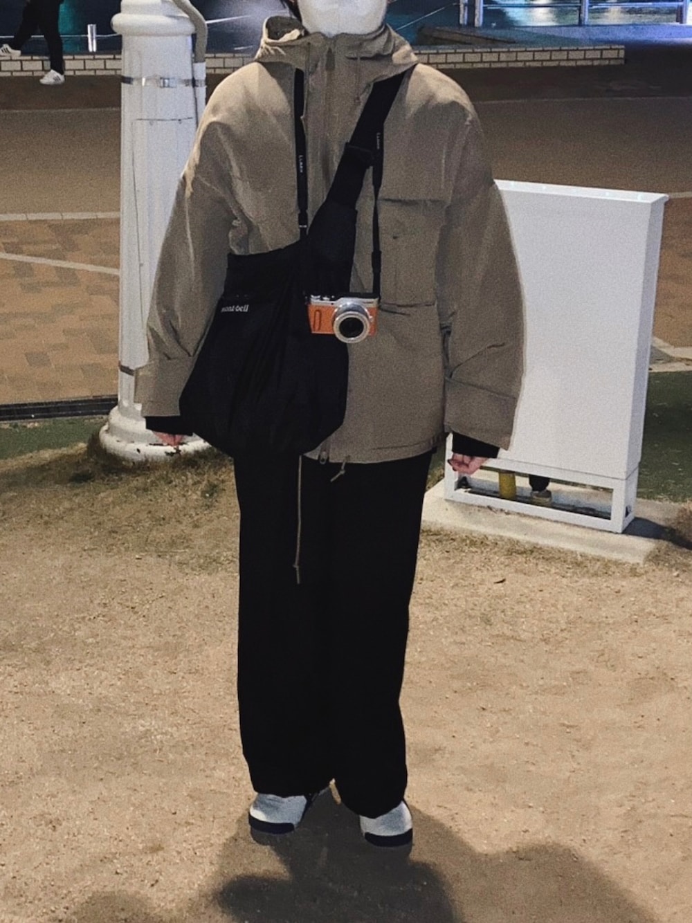 「シンプルスタイル、冬コーデ、おでかけコーデ、今日のコーデ、ダウンジャケット、プチプラ、ユニクロ、GU、ショルダーバッグ、あったかコーデ、旅行」｜「UNIQLOのアイテム（ダウンジャケット/コート、ベージュ系）」を使った、ハナレさん（レディース・154cm）の冬コーディネートの1枚目の写真