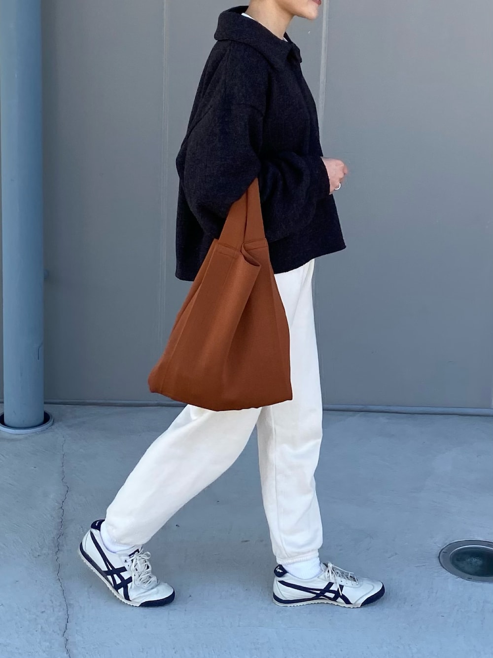 「大人カジュアル、パンツコーデ、春ファッション、スウェットパンツ、オレンジ、スニーカー、オニツカタイガー、ラクチンコーデ、プチプラコーデ、プチプラ」｜「GUのアイテム（トップス、ブラウン系）」を使った、ハナレさん（レディース・154cm）の冬コーディネートの1枚目の写真