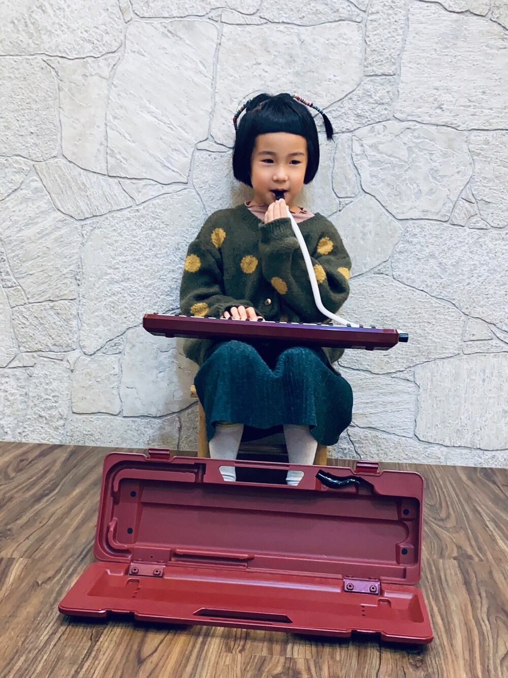 「ZARAのアイテム（スピーカー、レッド系）」を使った、萌萌vs咩咩（小小無臉男）さん（キッズ・120cm）の秋コーディネートの1枚目の写真