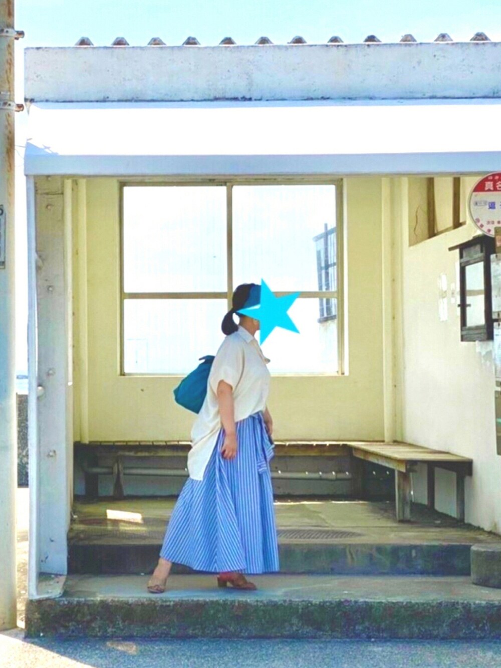 「オトナカジュアル、海、夏コーデ、きれいめカジュアル、ストライプ、ブルー、ティティベイト、titivate」｜「titivateのｵｰﾊﾞｰｻｲｽﾞﾊｰﾌｽﾘｰﾌﾞｼｬﾂﾌﾞﾗｳｽ（シャツ/ブラウス、ホワイト系）」を使った、azuさん（レディース・155cm）の夏コーディネートの1枚目の写真